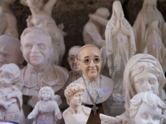 Papst Franziskus Figur