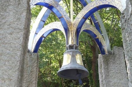 Glocke am Eingang des Franziskus-Waldes in Assisi, Foto von Annette Maria Forster