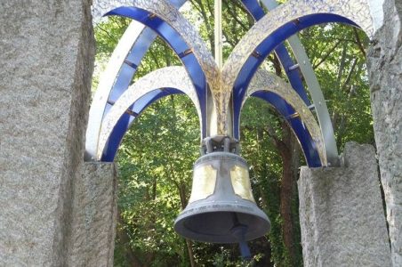Glocke am Eingang des Franziskus-Waldes in Assisi, Foto von Annette Maria Forster