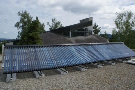 Photovoltaik-Anlage auf dem Dach im Hintergrund der Kirche St. Michael Luzern