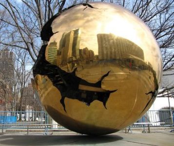 Eine-Welt-Skulptur mit Spiegelbild am UN-Gebäude