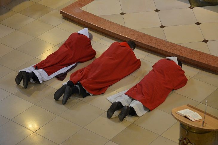 2014-04-18-pater-matthias-abt-rhabanus-pater-matthus-bei-der-prostratio-3