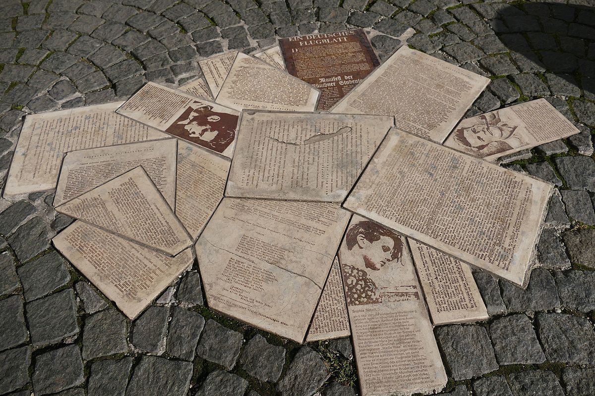 Denkmal_für_die_Geschwister_Scholl_und_Christoph_Probst_als_Teil_des_Weiße-Rose-Mahnmals