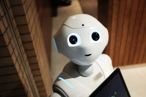 Soziale, künstlich intelligente Roboter – Neue „makellose“ Sozialpartner?!