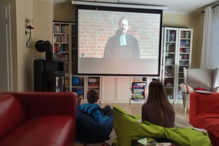 Streaming Gottesdienst Wohnzimmer