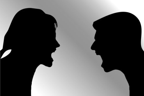 Aluhut versus Corona-Politik. Wie kommt der gesellschaftliche Dialog aus der Krise?