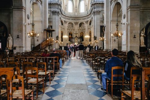 Wem gehört die Kirche?