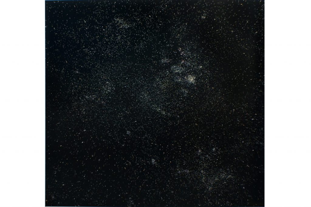 Sternbilder in Nadeln und Nägeln, Bild von Miguel Rothschild, Insomnia V, Pins and nails pinned onto a c-print, 146 x 156 cm.