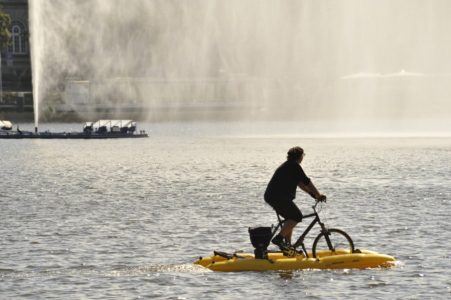 Radfahrer auf dem Wasser