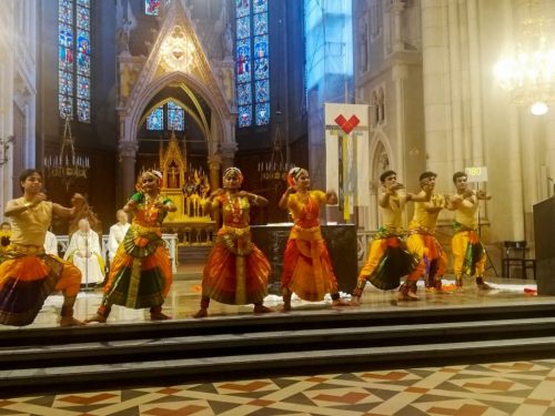 Herz tanzt zu Herz. Indischer Tanz und katholische Liturgie
