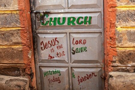 Tür einer informellen Kirche in Kibera, Nairobi.