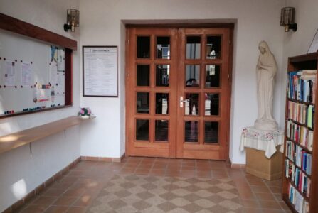 Zwischen Beschweigen und Bekenntnis: Der Völkermord an Sinti und Roma und die Kirchen