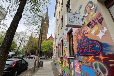 Kirche am Ende einer Straßenzeile mit buntem Graffiti