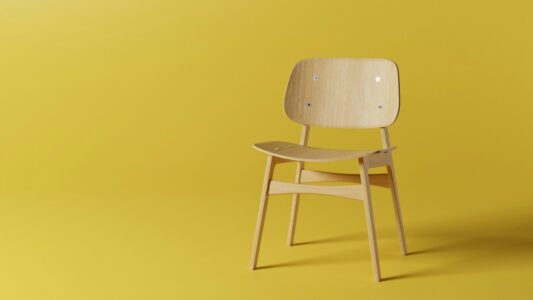 Sessel im gelben Raum