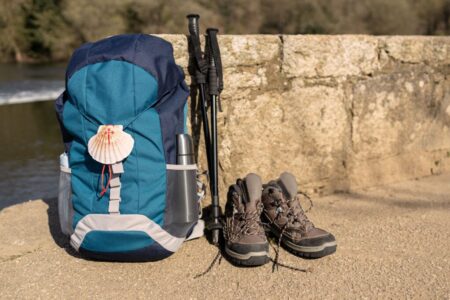 Pilgern mit Rucksack und Schuhen