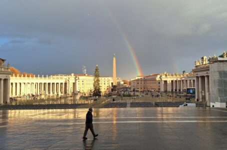 Petersplatz Rom mit Regenbogen