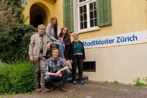 Fünf Personen der Wohngemeinschaft vor dem Eingang zum Stadtkloster Zürich