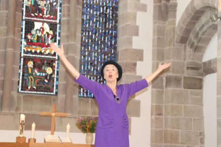 Die Clownin Gisela Matthiae als Frau Seibold in der Kirche