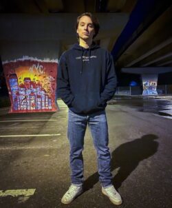 Max Tretter nachts auf Strasse mit Graffitto