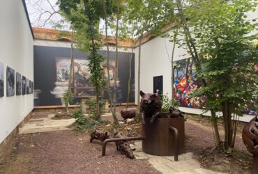 Kirchenruine Pobles mit Ausstellung Das große Schlachten