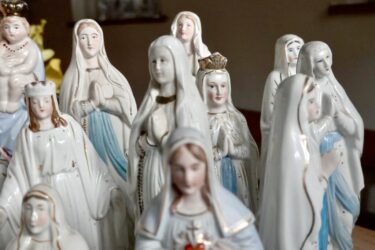 verschiedene Marienstatuen aus Porzelan