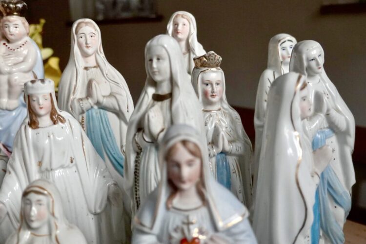 verschiedene Marienstatuen aus Porzelan