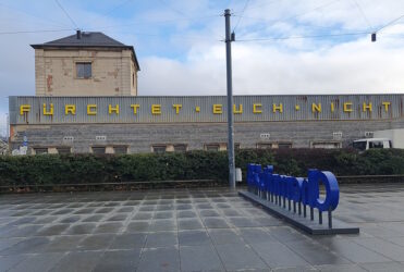 960px-Fürchtet-euch-nicht_Hauptbahnhof_Chemnitz_2025-11-29 Fürchtet euch nicht - Leuchtschriftzug an einem Bahnhofsgebäude in Chemnitz