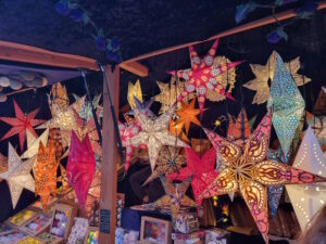 Stand mit sternförmigen Lampen auf dem Weihnachtsmarkt Freiburg, Bild: Vera Vath