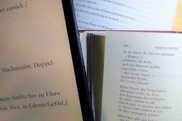 PXL_20251101_155906387.NIGHT~3 Verschiedene Schriftbilder der Buber-Rosenzweig-Übersetzung