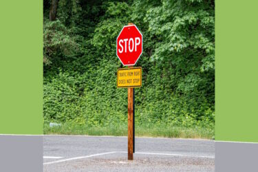 sign-8050274_1280 Stoppschild mit Schild darunter "Traffic from right does not stop"