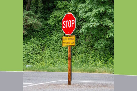 Stoppschild mit Schild darunter "Traffic from right does not stop"