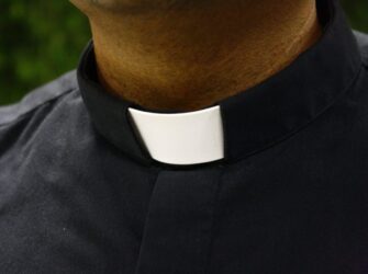 priester father-873830-1280 priester father-873830-1280