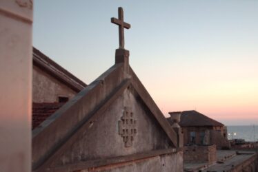 Jerusalemkreuz-Sidon Jerusalemkreuz an der Kirche des ehemaligen Franziskanerklosters "Couvent de Terre Sainte et Paroisse" in Sidon, Libanon.