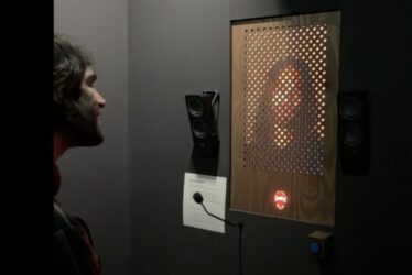 Philipp Haslbauer mit KI-Jesus Mann im Gespräch mit KI-Jesus in Beichtstuhl