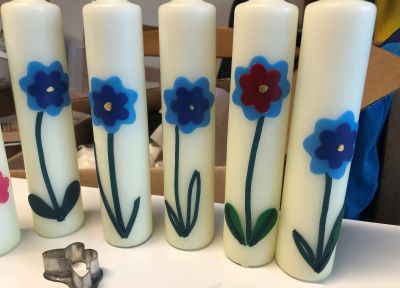 Mit Blumen verzierte Kerzen