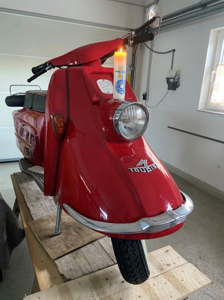 Roter Roller mit Kerze