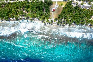 pexels-asadphoto-3155660 Strand mit Wellengang aus der Vogelperspektive